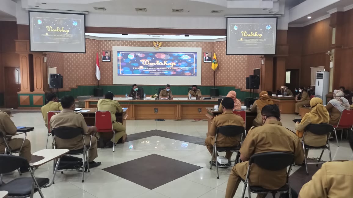 A group of people sitting at a table in a room

Description automatically generated