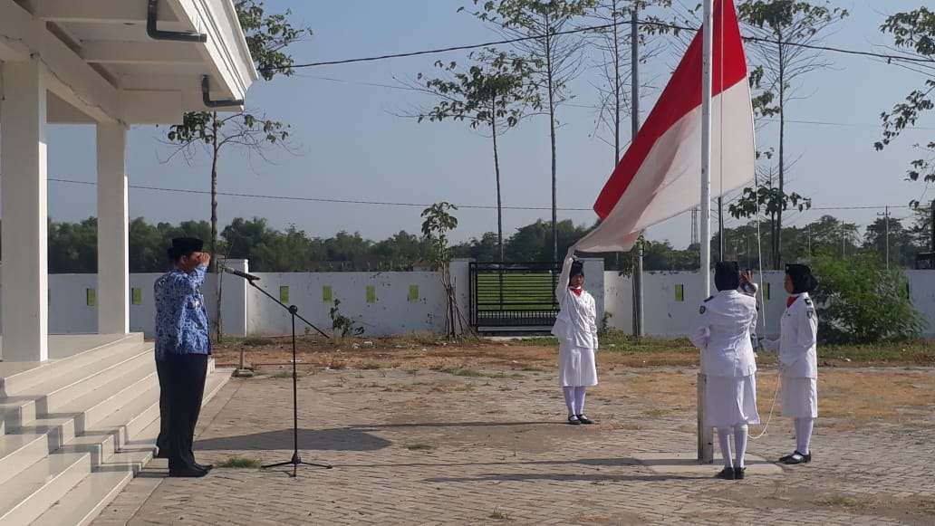 PERSIAPAN PENGIBARAN BENDERA MERAH PUTIH